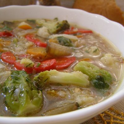 Блюдо средиземноморской диеты гречневый суп с овощами